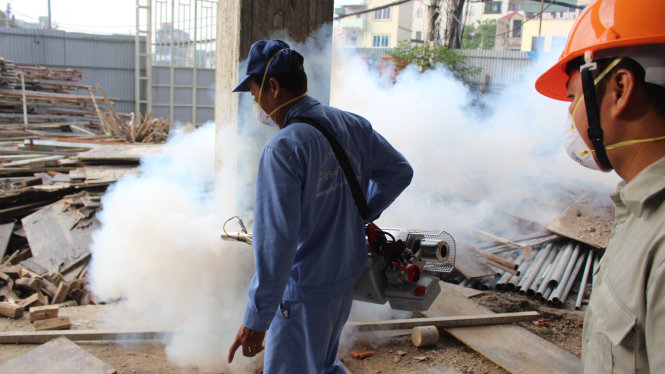 Lực lượng chức năng dùng máy phun mù nóng để phun hóa chất diệt muỗi tại một công trình xây dựng trên đường Thụy Khuê (Q. Tây Hồ, Hà Nội) - Ảnh: CHÍ TUỆ