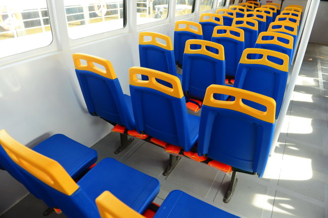 Các ghế ngồi của tàu xe buýt đường sông được trang bị áo phao cho hành khách - Ảnh: QUANG ĐỊNH