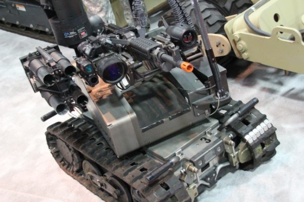 Một hệ thống vũ khí không người điều khiển được trưng bày tại triển lãm Association for Unmanned Vehicles năm 2013 - Ảnh: Fortune