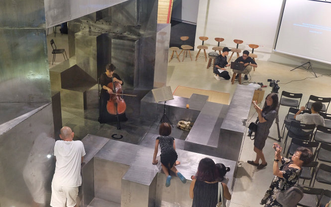 Nghệ sĩ cello Vũ Hồng Ánh đến chơi đàn trong không gian của Thuyền nhà thuyền sau khi biết thông tin về tác phẩm mang tinh thần nghệ thuật công cộng này - Ảnh: MINH TRANG