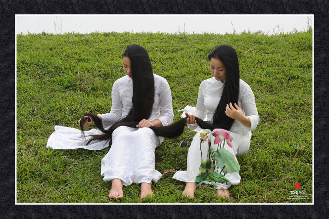 Hoàng Thị Lan (phải) và con gái, người cũng sở hữu mái tóc dài giống mẹ. Ảnh: TRẦN BÍCH