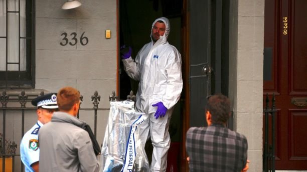Cảnh sát truy tìm các chứng cứ khủng bố tại một tòa căn hộ ở vùng ngoại ô Lakemba của Sydney, Úc - Ảnh: AFP