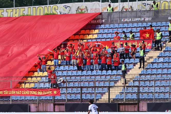 Các CĐV có mặt trên sân UiTM Shah Alam ăn mừng bàn thắng của Hải Yến. Ảnh: NGUYỄN KHÁNH