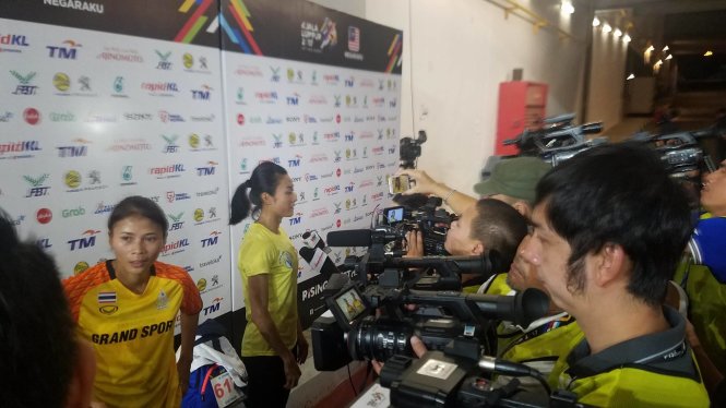 Tú Chinh trả lời phỏng vấn sau khi giành chiến thắng nội dung 100m. Ảnh: HUY ĐĂNG