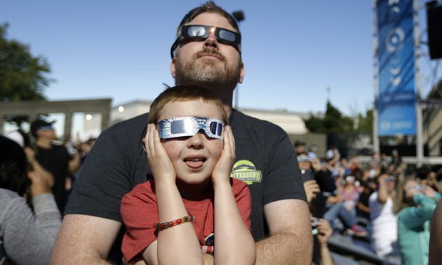 Dan Blanchettevà con trai đang ngắm nhìn nhật thực toàn phần đi đến hồi cuối tại Salem, Oregon - Ảnh: AP