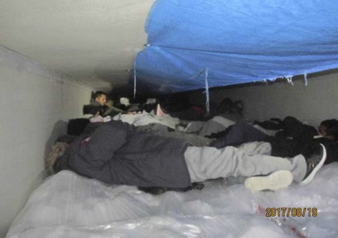 Người nhập cư co ro trên lớp băng trong thùng xe tải ở Texas - Ảnh: USCBP