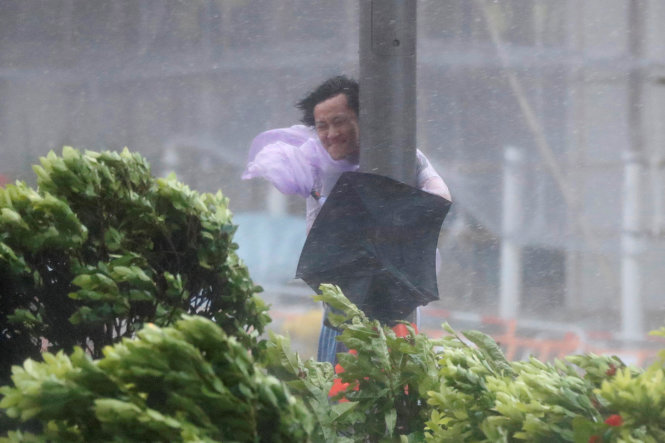 Cơn bão quét qua Hong Kong với sức mạnh khủng khiếp ngày 23-8 - Ảnh: Reuters