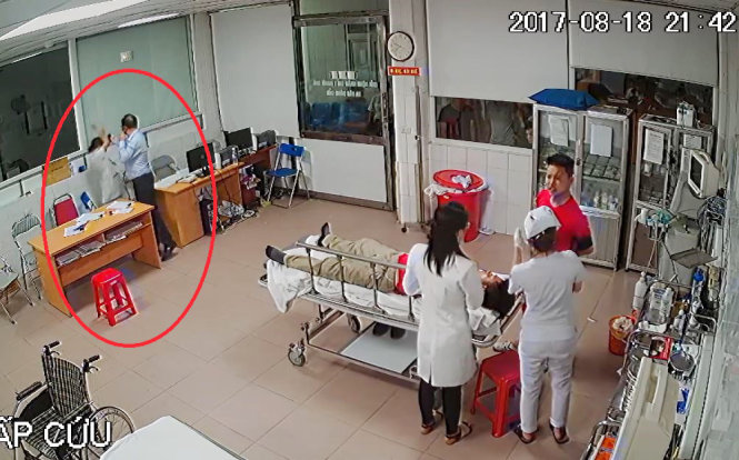 Hình ảnh ông Nguyễn Đình Hoàng Thắng, giám đốc Công ty cổ phần xây lắp Tân Thắng, tát bác sĩ Minh - ảnh chụp từ clip của bệnh viện