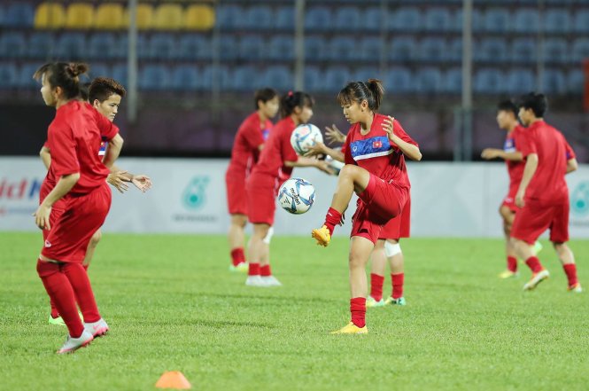 Các cầu thủ nữ VN khởi động chuẩn bị cho trận gặp Malaysia. Ảnh: NGUYỄN KHÁNH