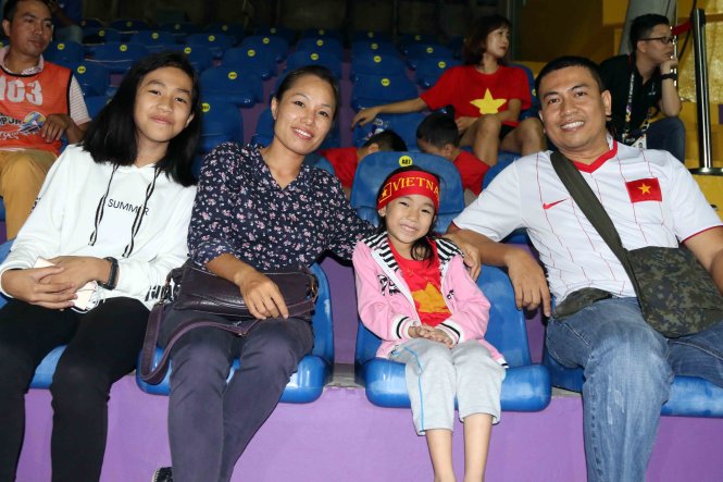 Gia đình anh Shasudin và chị Hà Lệ trên sân UiTM cổ vũ cho đội tuyển nữ VN.