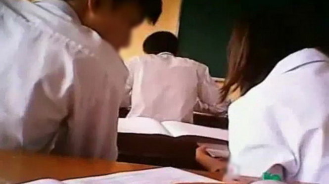 Học sinh quay cóp tại hội đồng thi Đồi Ngô (Bắc Giang) - Ảnh chụp từ clip