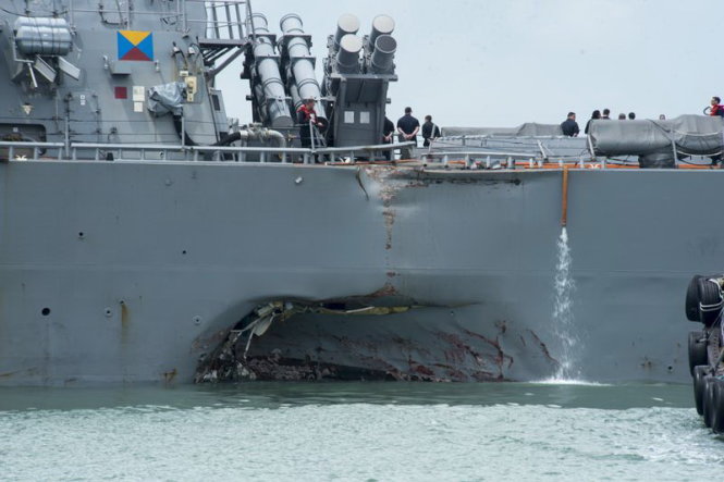 Chiếc USS John S. McCain bị hư hỏng sau vụ va chạm ngày 21-8 - Ảnh: US Navy