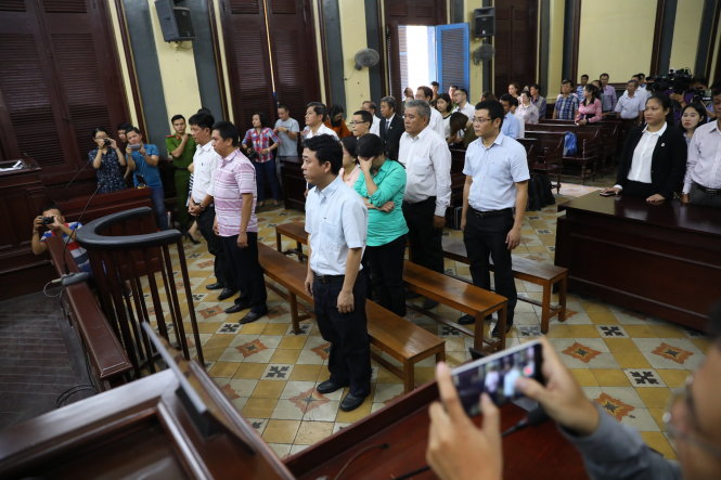 Nguyễn Minh Hùng và các bị cáo tại phiên tòa sáng 25-8 - Ảnh: HỮU KHOA