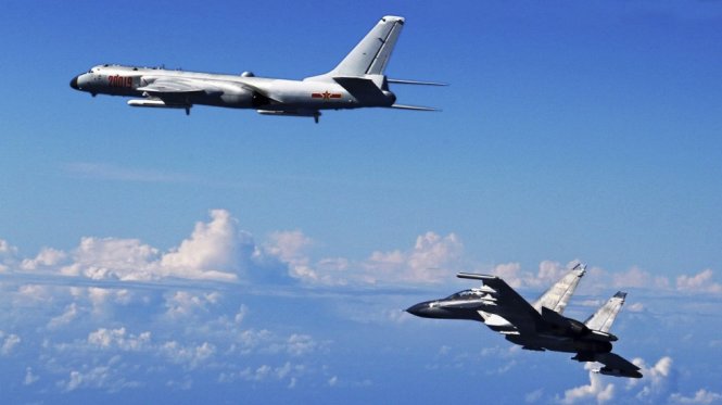 Máy bay ném bom và máy bay chiến đấu Trung Quốc trong cuộc trập trên biển Hoa Đông hồi tháng 12 năm ngoái - Ảnh chụp màn hình
