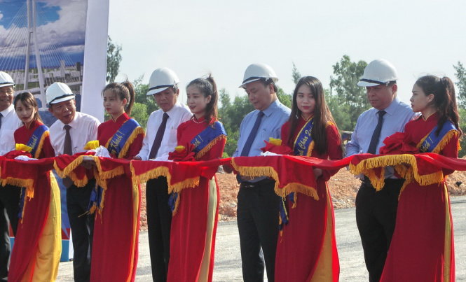 Nhân dịp về thăm và làm việc tại tỉnh Quảng Bình, Thủ tướng Chính phủ Nguyễn Xuân Phúc dự và cắt băng thông xe - Ảnh: L.Giang