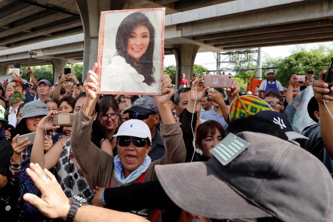 Hàng ngàn người dân Thái ủng hộ bà Yingluck đã có mặt ở thủ đô Bangkok từ sáng sớm 25-8 - Ảnh: REUTERS