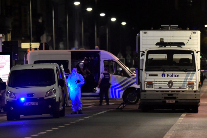 Cảnh sát có mặt tại hiện trường sau khi xảy ra vụ tấn công binh sĩ bằng dao - Ảnh: Reuters