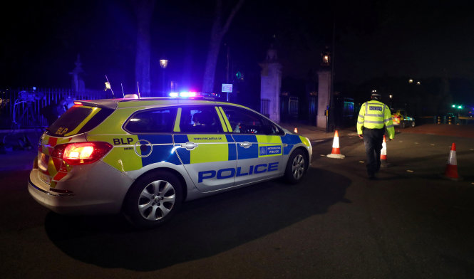 Xe cảnh sát tại hiện trường vụ bắt giữ nghi phạm bên ngoài Điện Buckingham - Ảnh: Reuters