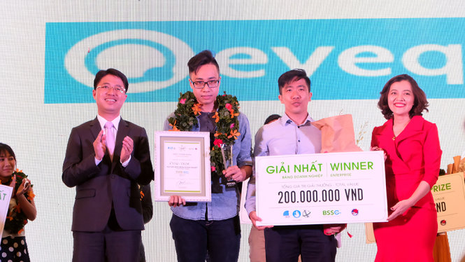 Anh Phạm Hồng Sơn - bí thư Thành đoàn TP.HCM (bên trái) trao giải nhất doanh nghiệp Startup cho dự án EYEQ - Tech - Ảnh: Vũ Thủy