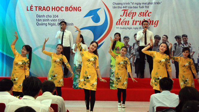 Chương trình văn nghệ khởi đầu chương trình trao học bổng - Ảnh: TRẦN MAI