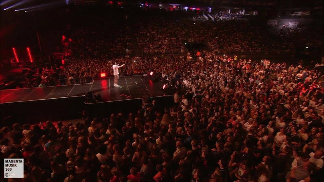 Trọng Hiếu giữa 15.000 khán giả tại sự kiện âm nhạc châu Âu Videodays - Ảnh: