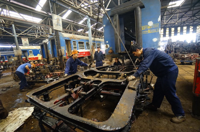 Xí nghiệp toa xe Sài Gòn thuộc Công ty CP Vận tải đường sắt Sài Gòn đang nâng cấp các toa tàu cũ để đưa vào sử dụng - Ảnh: QUANG ĐỊNH