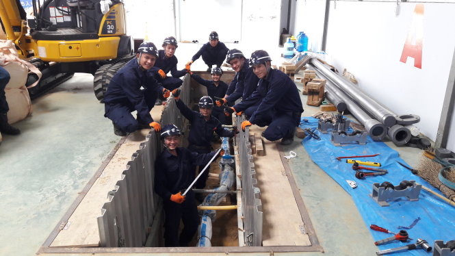 Các học viên của Công ty TNHH Sen Đại Dương thực hành đào đường và lắp đường ống tại xưởng thực hành - Ảnh: Q.P.