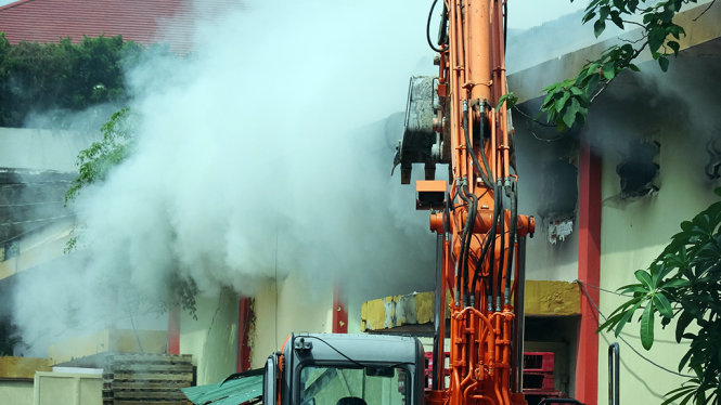 Sau khoảng 35 phút đám cháy được khống chế nhưng khói trắng vẫn âm ỉ bốc lên từ bên trong nhà kho - Ảnh : CHÍ TUỆ