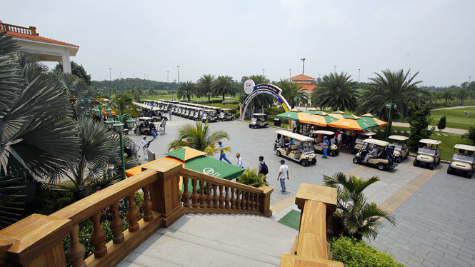 Hàng xe đón khách vào chơi sân golf Tân Sơn Nhất - Ảnh: HỮU KHOA