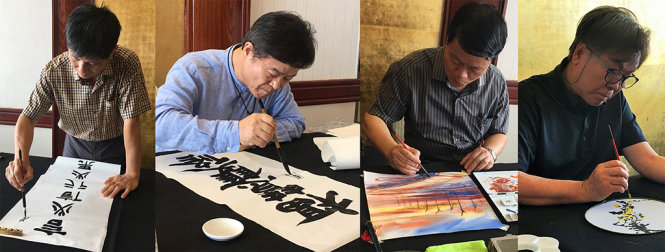 Các họa sĩ và nhà thư pháp đến từ thành phố Đài Trung đang trổ tài tại cuộc triển lãm mỹ thuật Da Dun tại Việt Nam -  Ảnh: THỤC NGHI