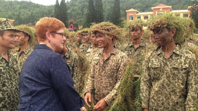 Bộ trưởng Quốc phòng Úc Marise Payne gặp gỡ các binh sĩ Việt Nam tại Hà Nội - Ảnh: The Australian
