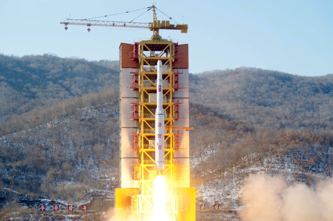 Một tên lửa tầm xa của Triều Tiên được phóng đi tại bãi phóng Sohae (ảnh tư liệu) - Ảnh: REUTERS