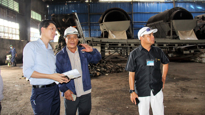 Ông Trương Trung Kiên (trái) thị sát nhà máy xử lý rác thải của Công ty Tâm Sinh Nghĩa chiều 29-8 - Ảnh: NGUYỄN TRIỀU