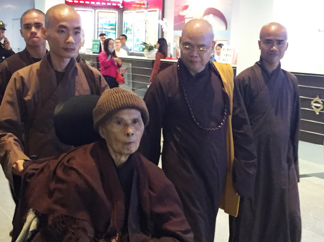 Thiền sư Thích Nhất Hạnh tại sân bay Đà Nẵng trưa 29-8 - Ảnh: VĨNH NGHIÊM