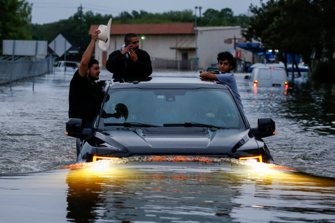 Người dân Houston di tản trên đường phố ngật lụt - Ảnh: REUTERS