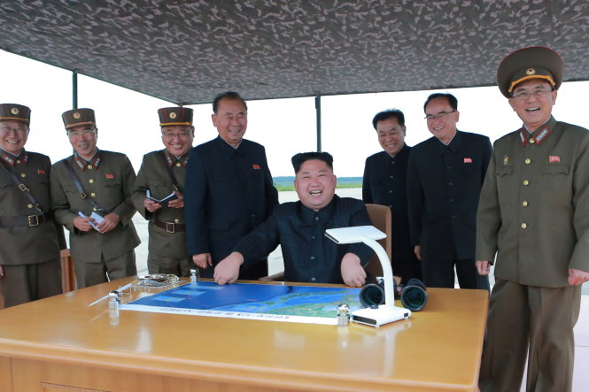 Nhà lãnh đạo Triều Tiên Kim Jong Un (giữa) được cho là đang cười nhạo vào những đe dọa từ Mỹ và đồng minh - Ảnh: REUTERS