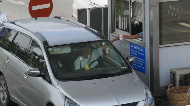 Trả phí ôtô sử dụng sân, đường khi ra khỏi cảng hàng không quốc tế Tân Sơn Nhất trưa 29-8 - Ảnh: QUANG ĐỊNH