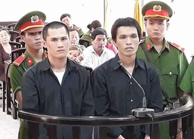 Bị cáo Nguyễn Văn Tình (trái) và Phạm Tuất Linh (phải) nghe toà tuyên án. Ảnh: K.NAM