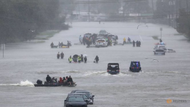 Người dân chờ lực lượng cứu hộ sơ tán họ ra khỏi vùng ngập lụt tại Houston - Ảnh: Reuters