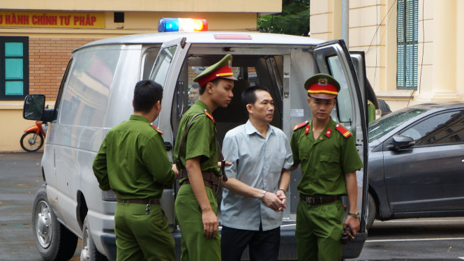 Bị cáo Trần Văn Bình - giám đốc công ty TRung Dung, người ký các hợp đồng vay 500 tỉ nhưng tại tòa khai