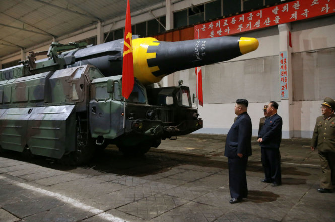 Lãnh đạo Triều Tiên Kim Jong Un đến xem tên lửa Hwasong-12 trong một địa điểm không được công bố. Đây là loại được bắn đi sáng 29-8 vừa qua - Ảnh: REUTERS