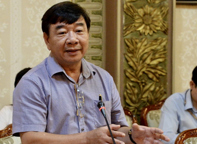 Ông Nguyễn Văn Hồng, Phó giám đốc Sở Tài nguyên và môi trường TP.HCM phát biểu giải quyết khiếu nại của người dân tại buổi tiếp công dân của Chủ tịch UBND TP.HCM Nguyễn Thành Phong, sáng 31-8, Ảnh Tự Trung