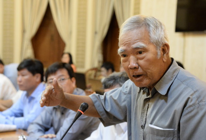 ông Nguyễn Xuân Lê, đại diện người dân trình bày những bức xúc khiếu nại liên quan đến việc sử dụng đất tại khu đô thị Tây Bắc huyện Củ Chi, sáng 31-8. Ảnh Tự Trung