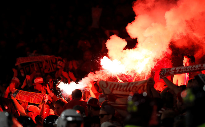 Các CĐV Cologne đốt pháo sáng ăn mừng bàn thắng mở tỉ số. Ảnh: REUTES
