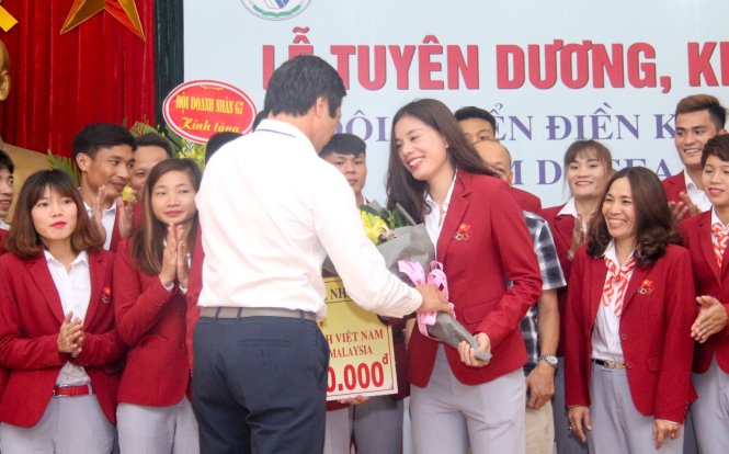 VĐV Nguyễn Thị Huyền nhận hoa từ nhà tài trợ. Ảnh: NAM KHÁNH