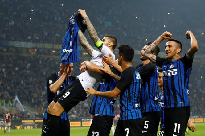 Các cầu thủ Inter ăn mừng bàn thắng ấn định chiến thắng 3-2 vào lưới AC. Ảnh: REUTERS