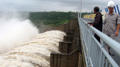 Chiều 2-11, Nhà máy thủy điện Sông Ba Hạ xả lũ với lưu lượng hơn 5.700m3/giây  - Ảnh: NGọC CHUNG