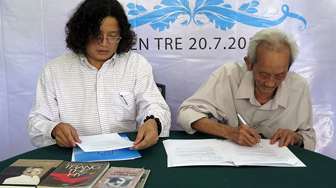 Nhà văn Trang Thế Hy (phải) ký kết tác quyền với ông Nguyễn Minh Nhựt - giám đốc NXB Trẻ - Ảnh: L.Điền
