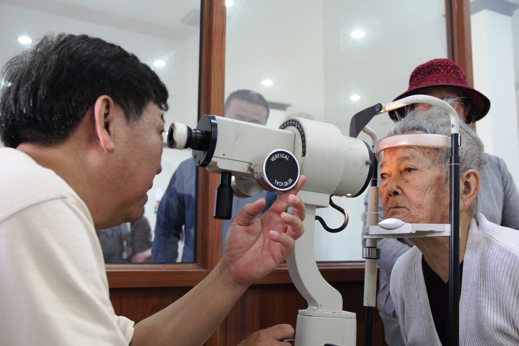 Các bệnh nhân là người già có hoàn cảnh khó khăn được đoàn bác sĩ khám sàng lọc mắt - Ảnh: Phan Thành