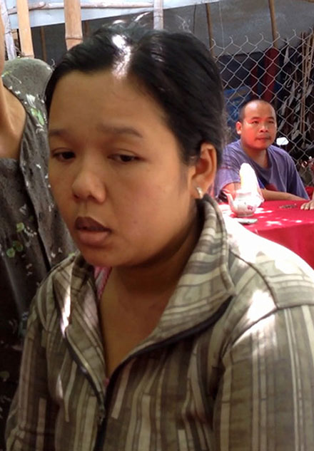 Chị Nguyễn Ngọc Tuyết Sương (Diên Khánh, Khánh Hòa) kể lại cái chết của con gái Nguyễn Ngọc Tuyết Vân khi phẫu thuật dị tật - Ảnh: Duy Thanh